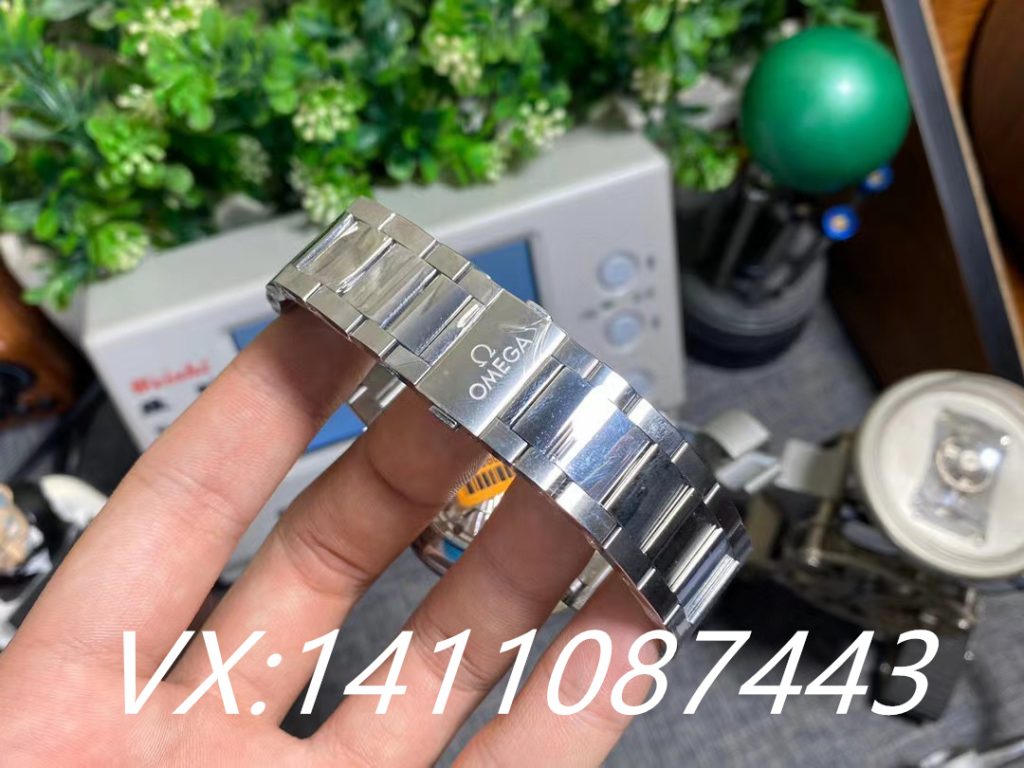 VS廠歐米茄海馬150綠針細節(jié)和工藝的完美結(jié)合
